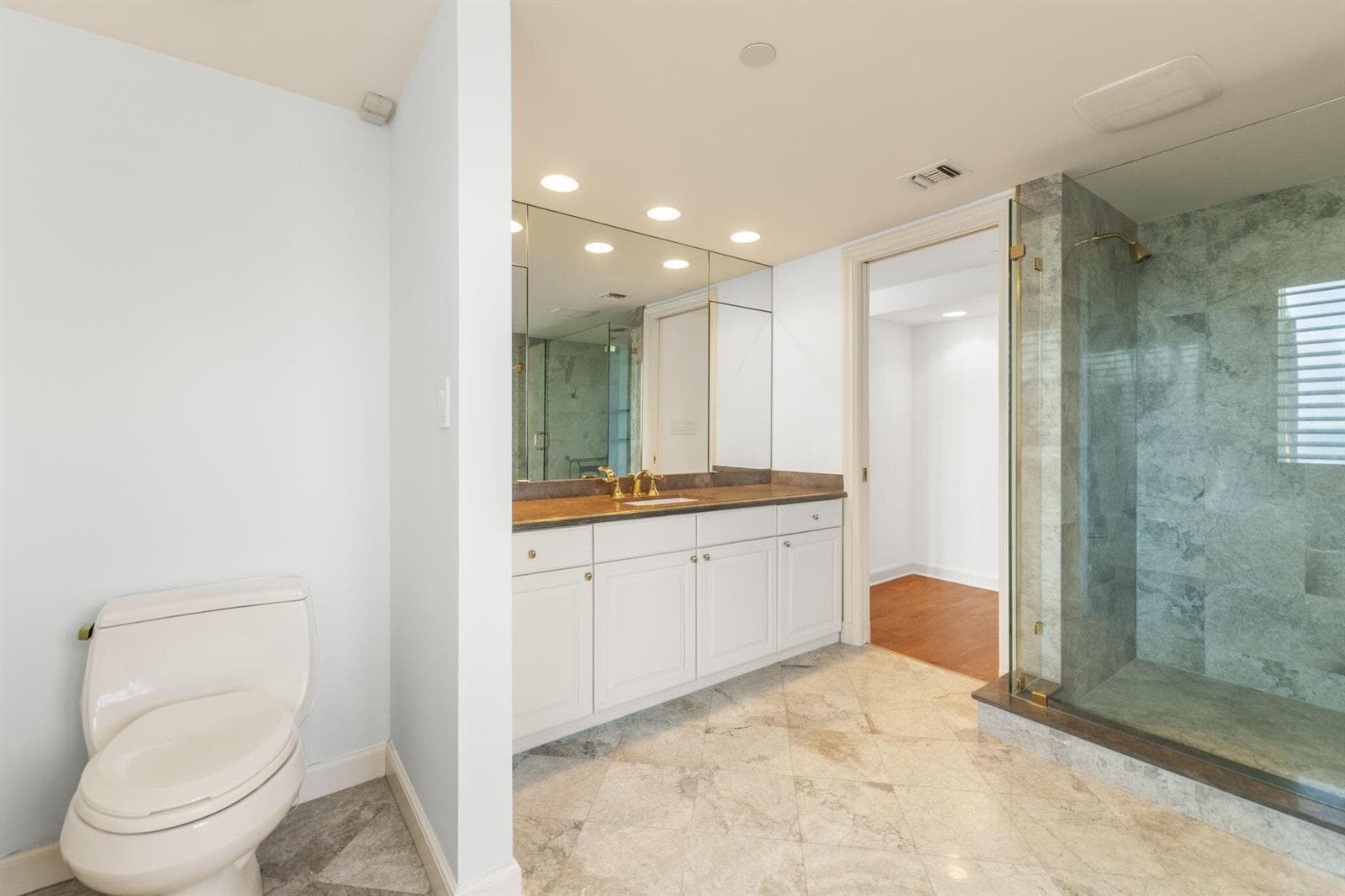 En Suite Bathroom - Guest Bedroom 1