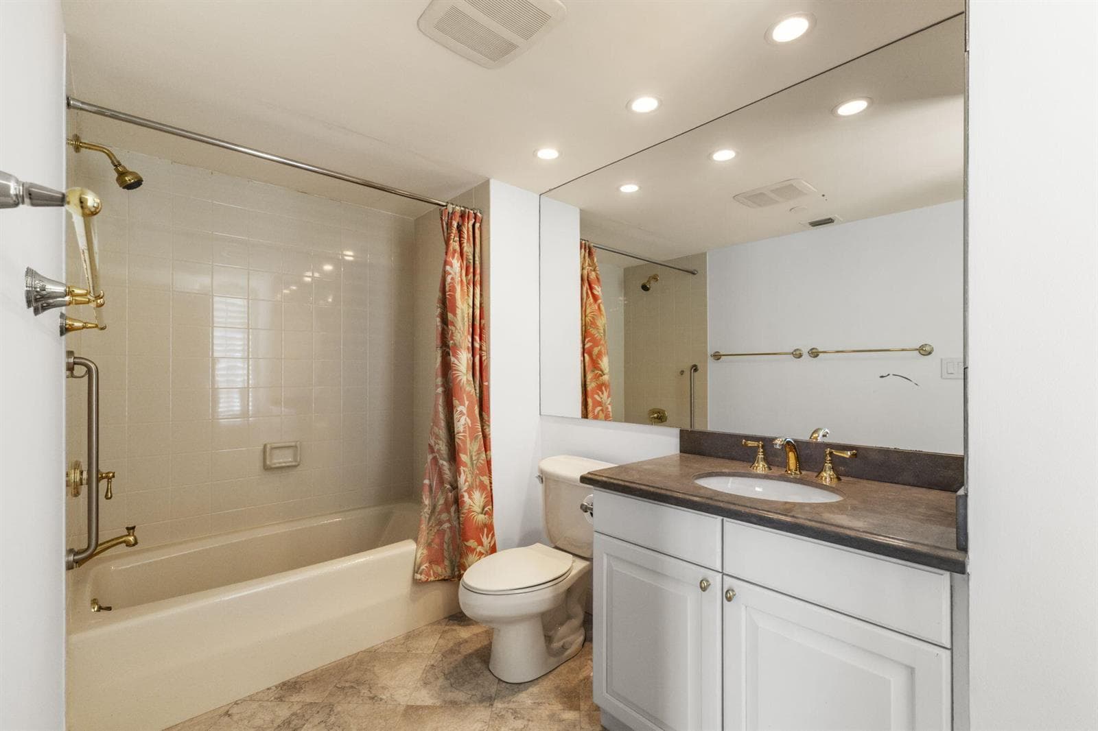 En Suite Bath - Guest Bedroom 2