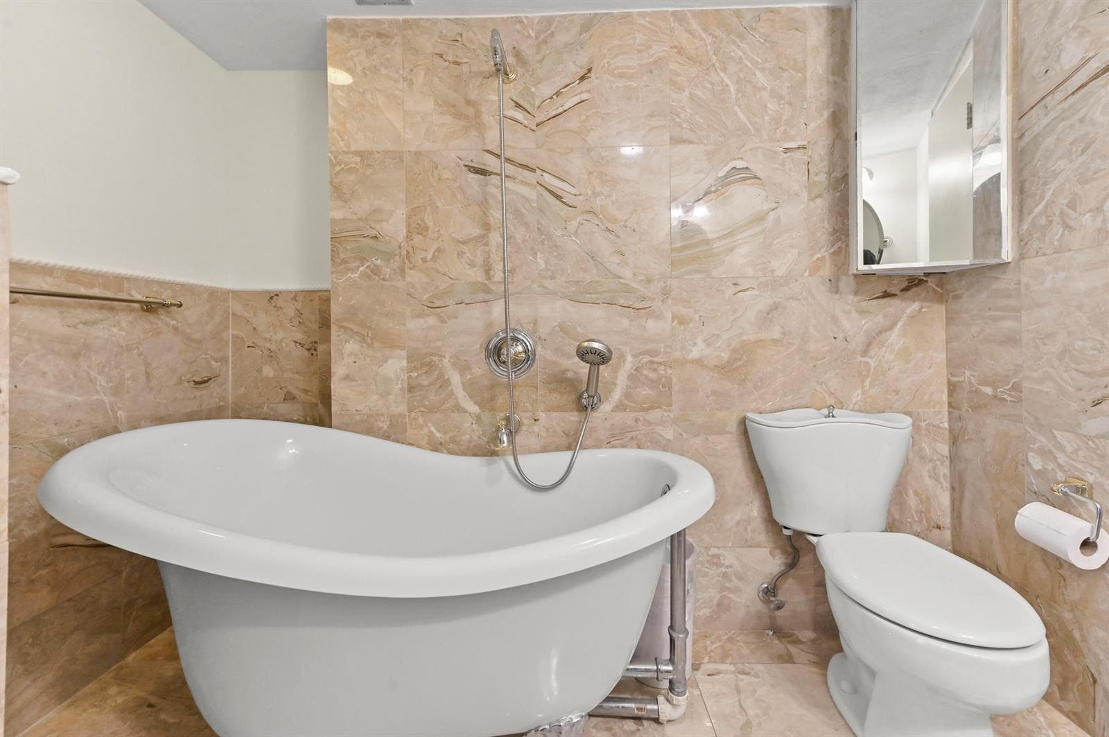 18 Bathroom 01