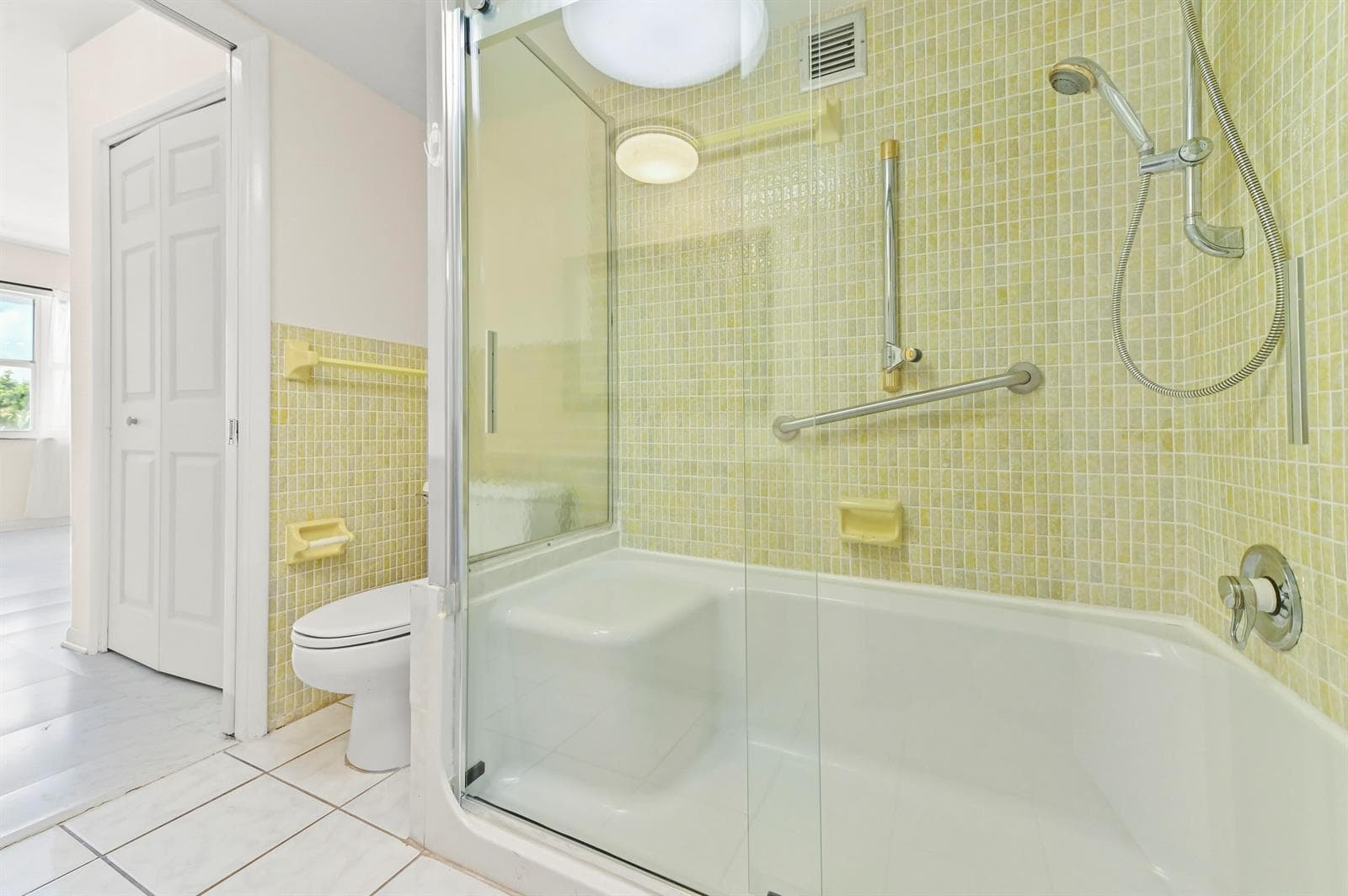 25 Bathroom 05