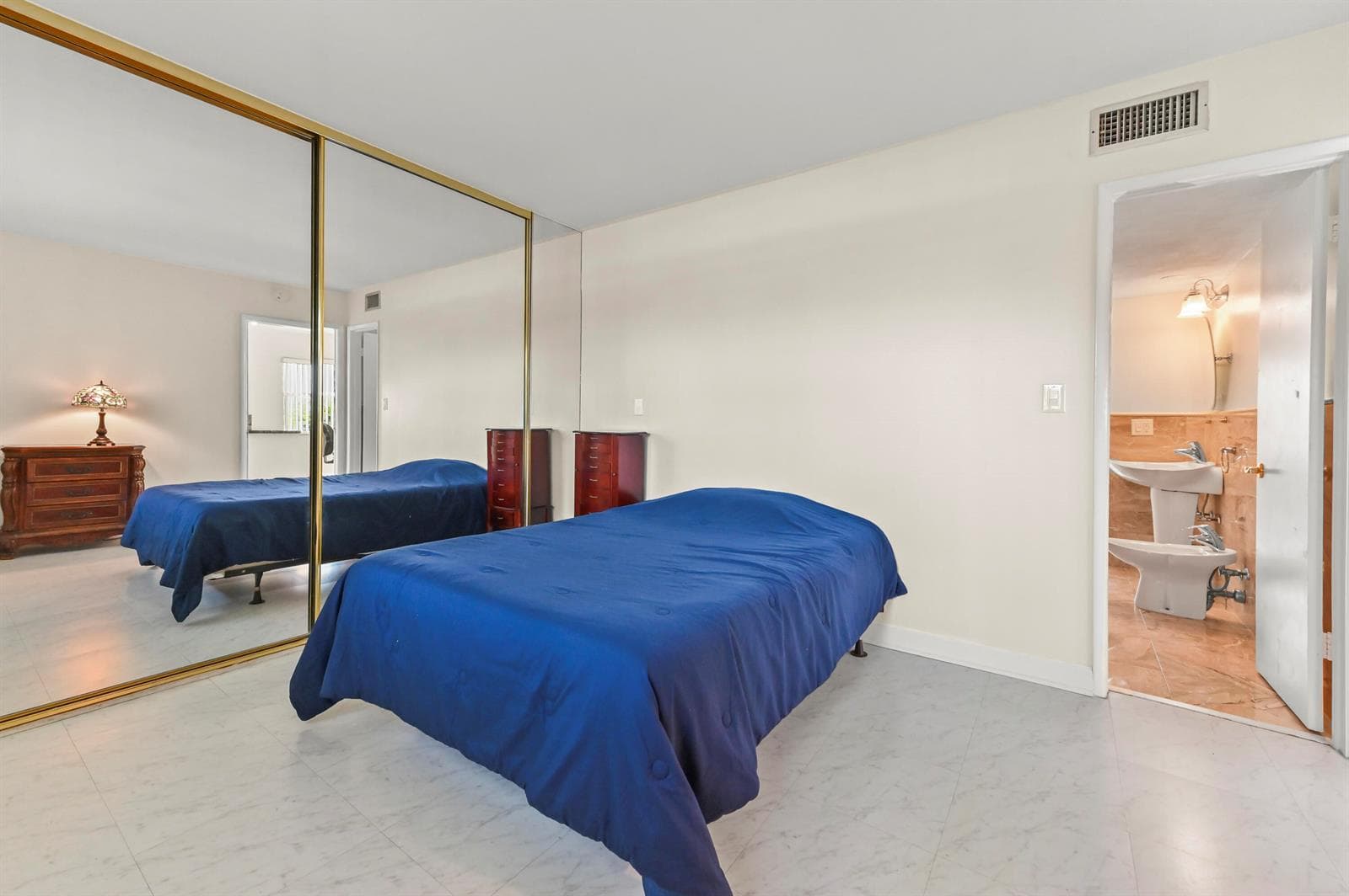 16 Bedroom 02