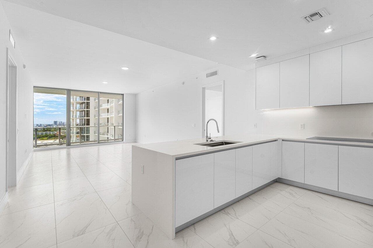 002-220LakeShoreDrive-1415-LakePark-FL-3