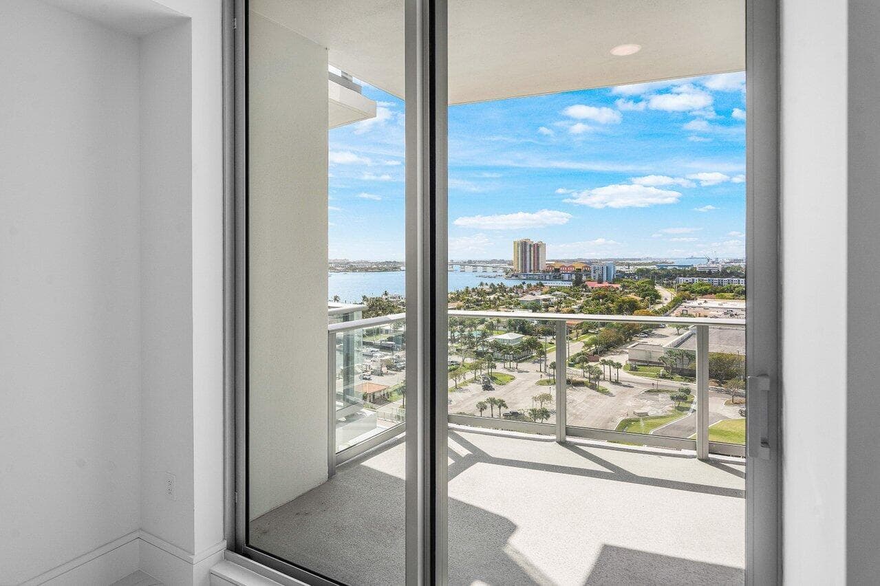 023-220LakeShoreDrive-1415-LakePark-FL-3