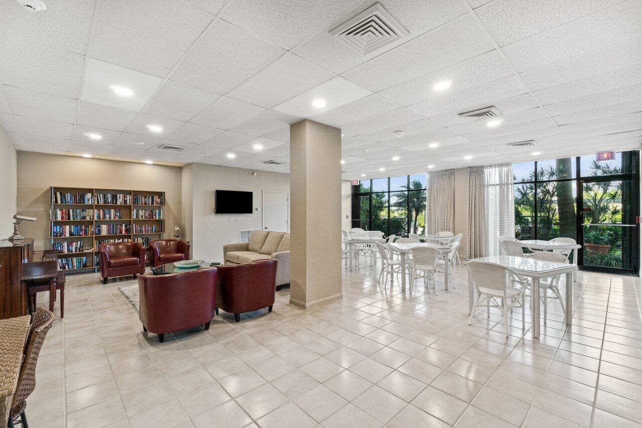 CLUBROOM