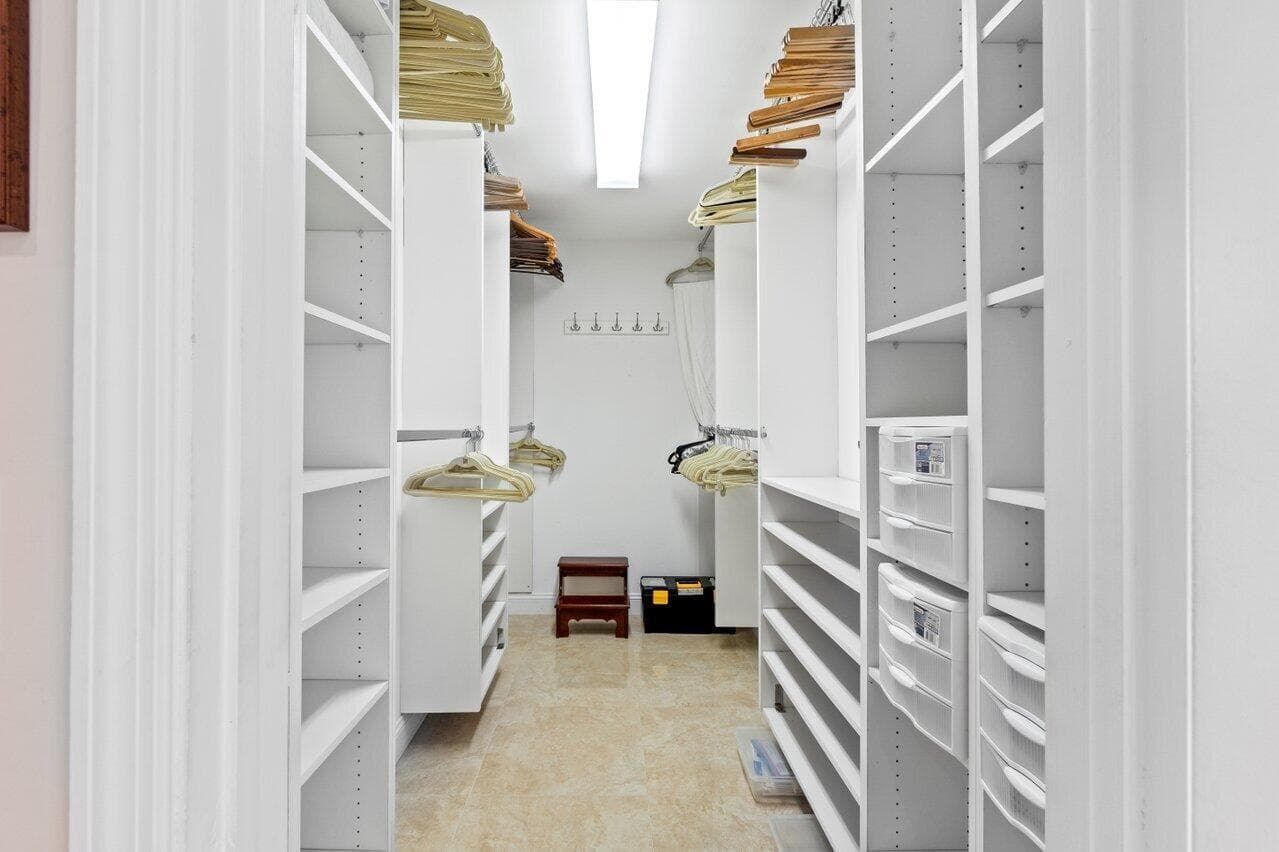 HUGE WALKIN CLOSET