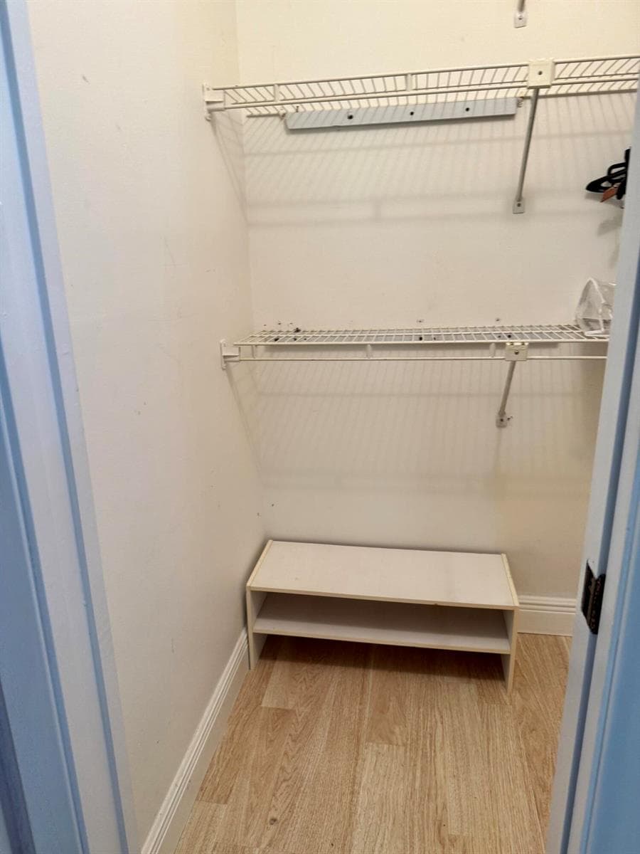 EXTRA CLOSET