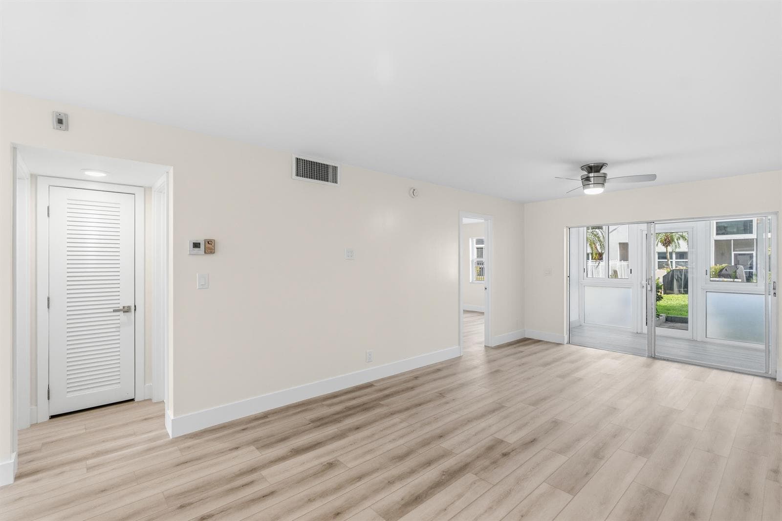 LIVING/ DINING ROOM