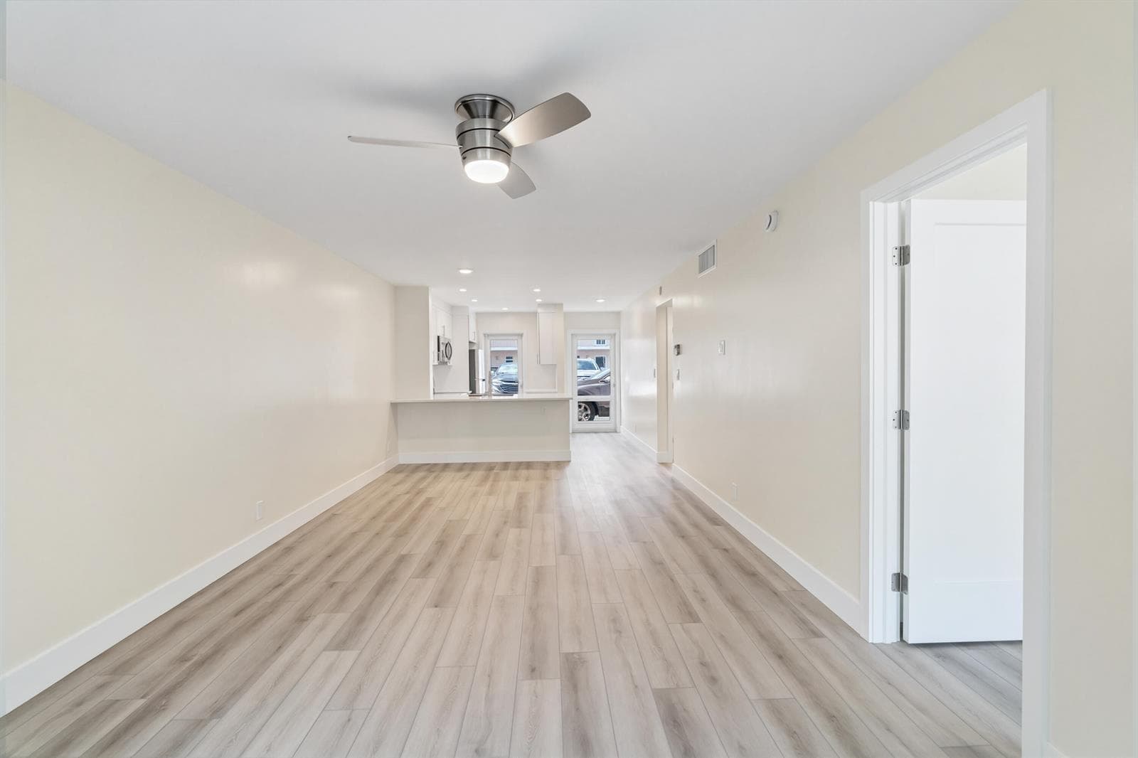LIVING/ DINING ROOM