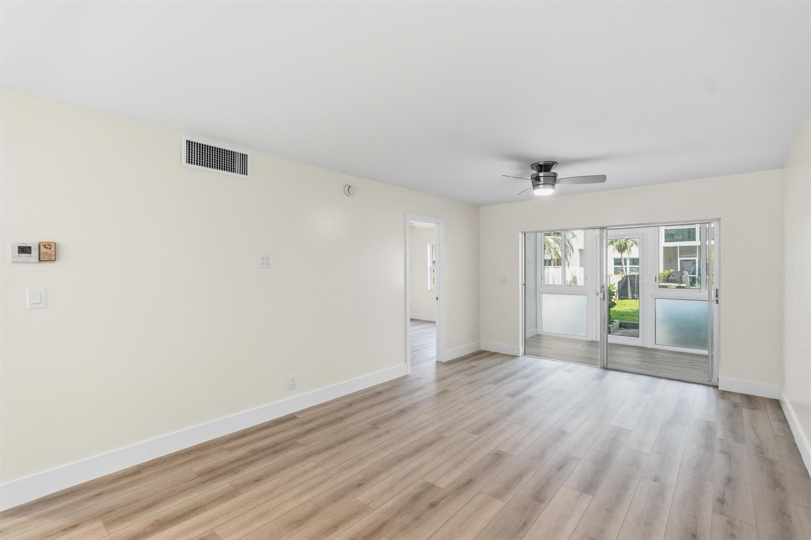 LIVING/ DINING ROOM