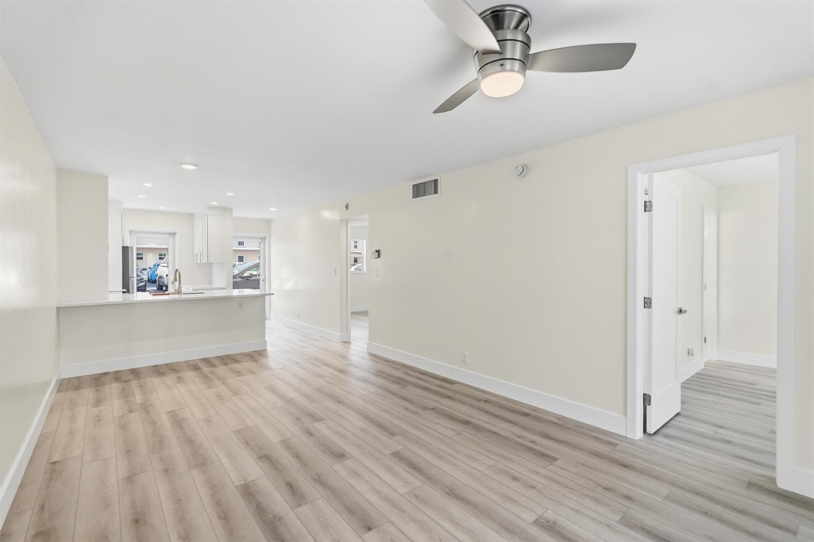 LIVING/ DINING ROOM