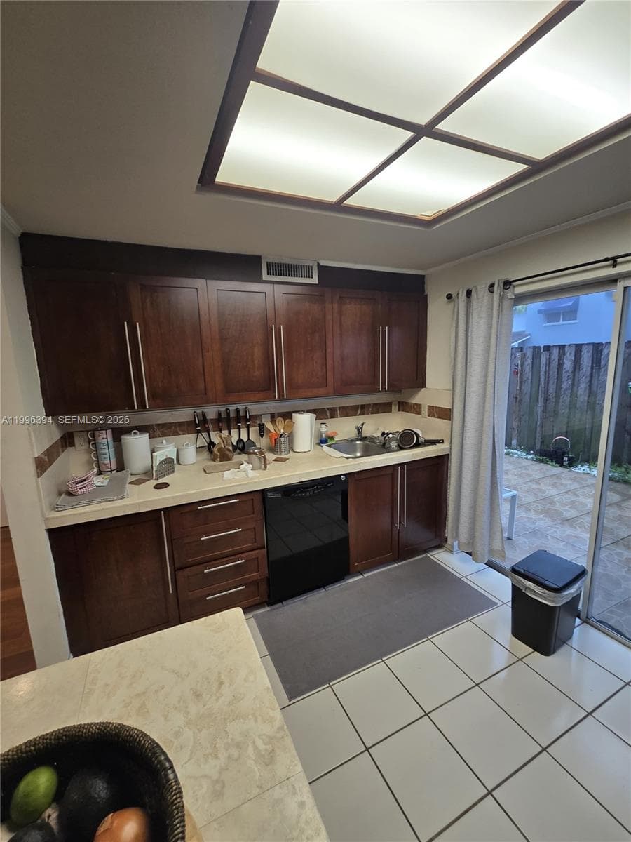 LAGO DEL REY CONDO · #1901 in Hialeah - Photo 3
