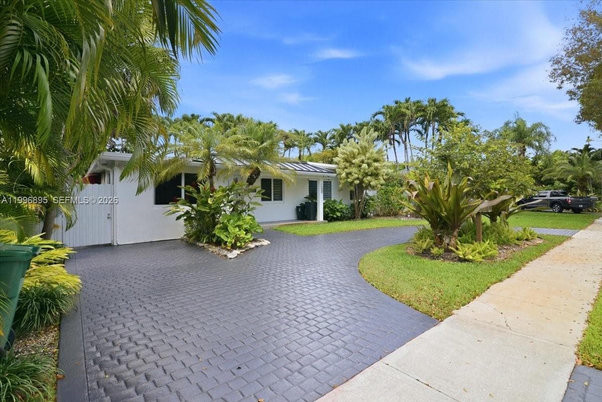 6133 SW 44th Ter photo 3