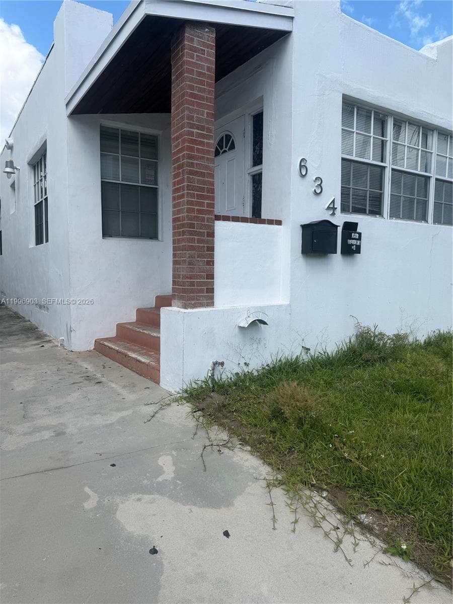 634 SW 10th Ave photo 1
