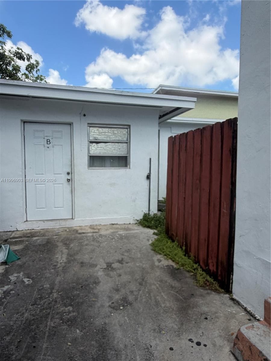 634 SW 10th Ave photo 5