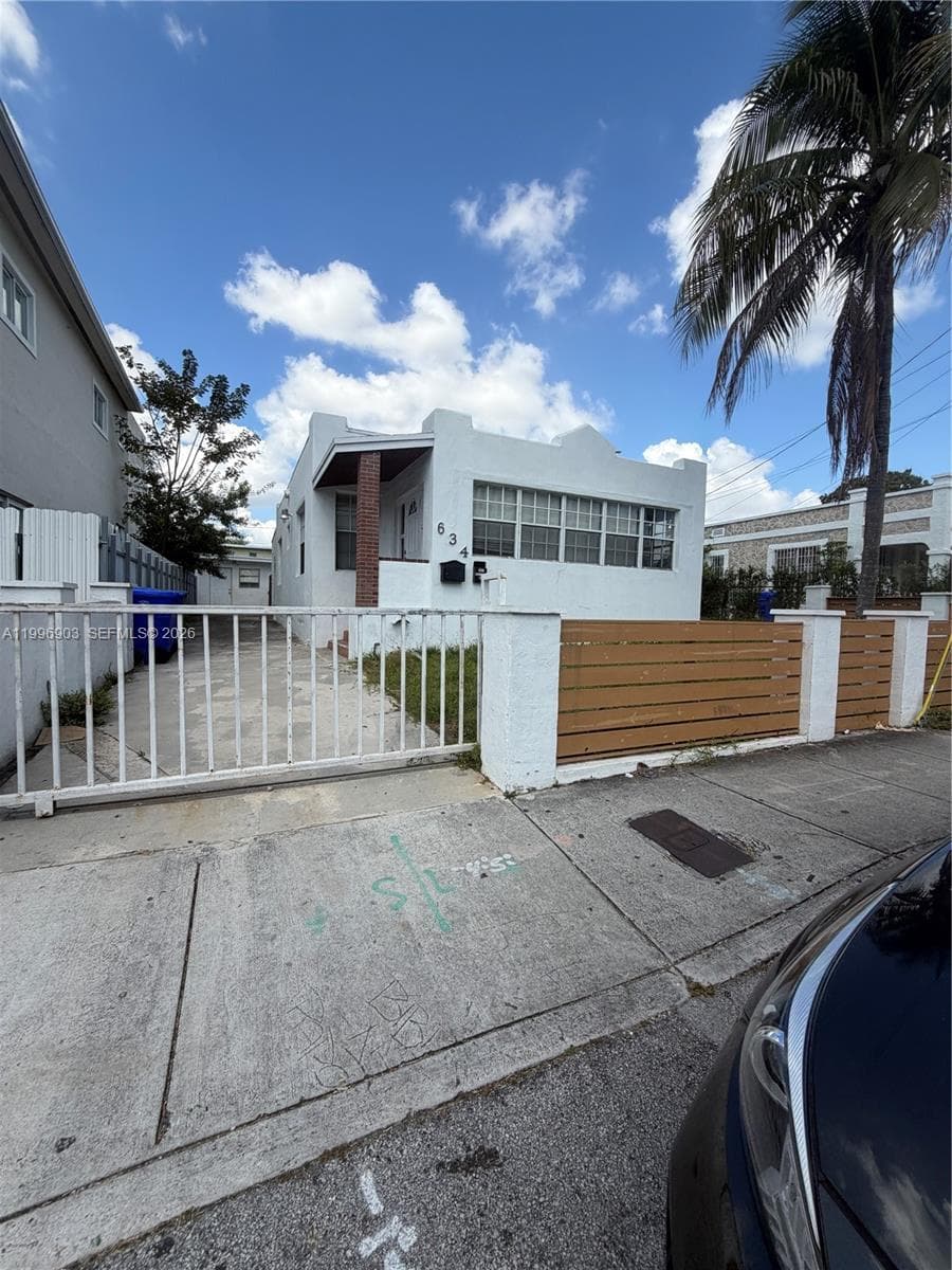 634 SW 10th Ave photo 18