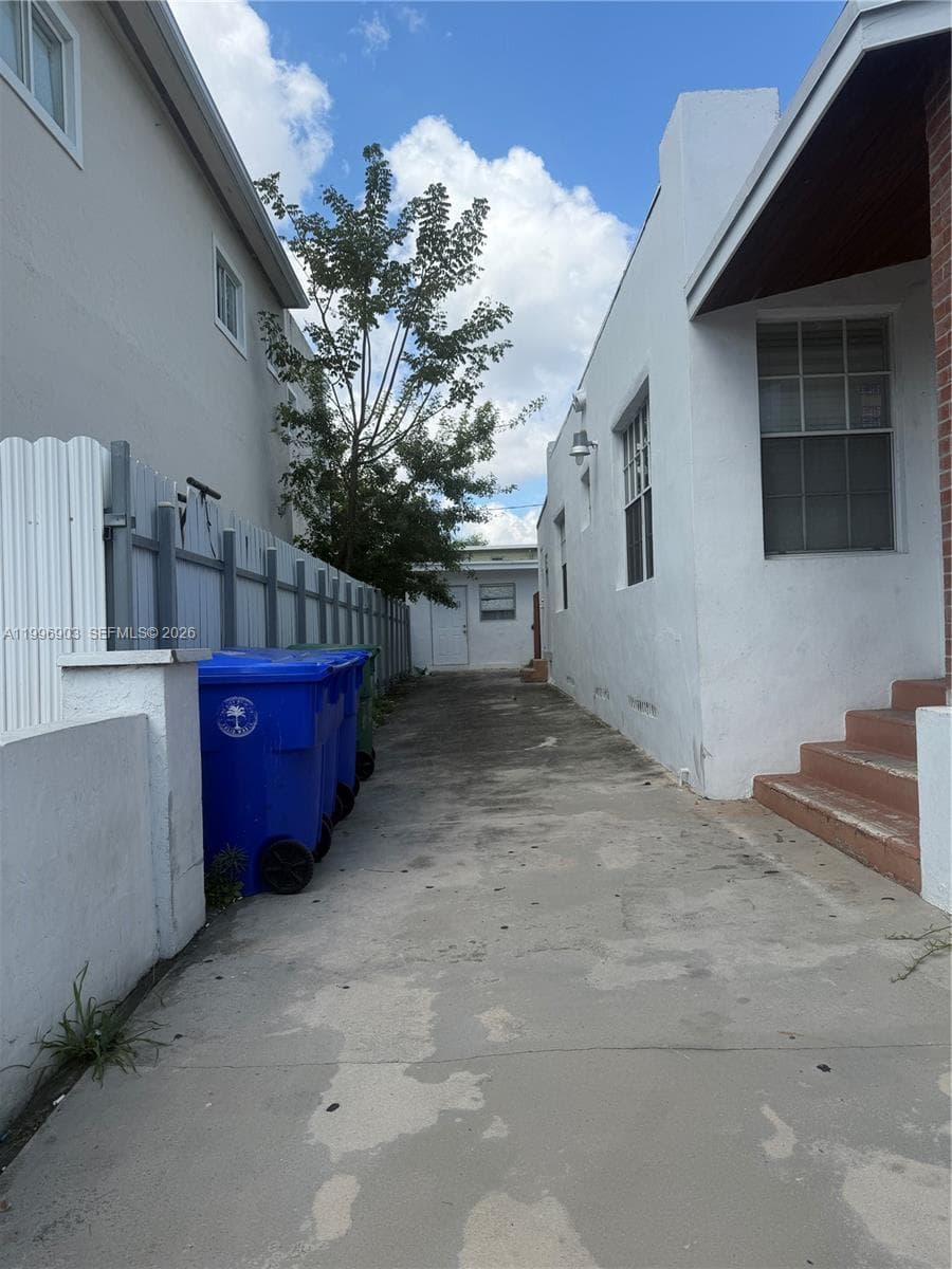 634 SW 10th Ave photo 4