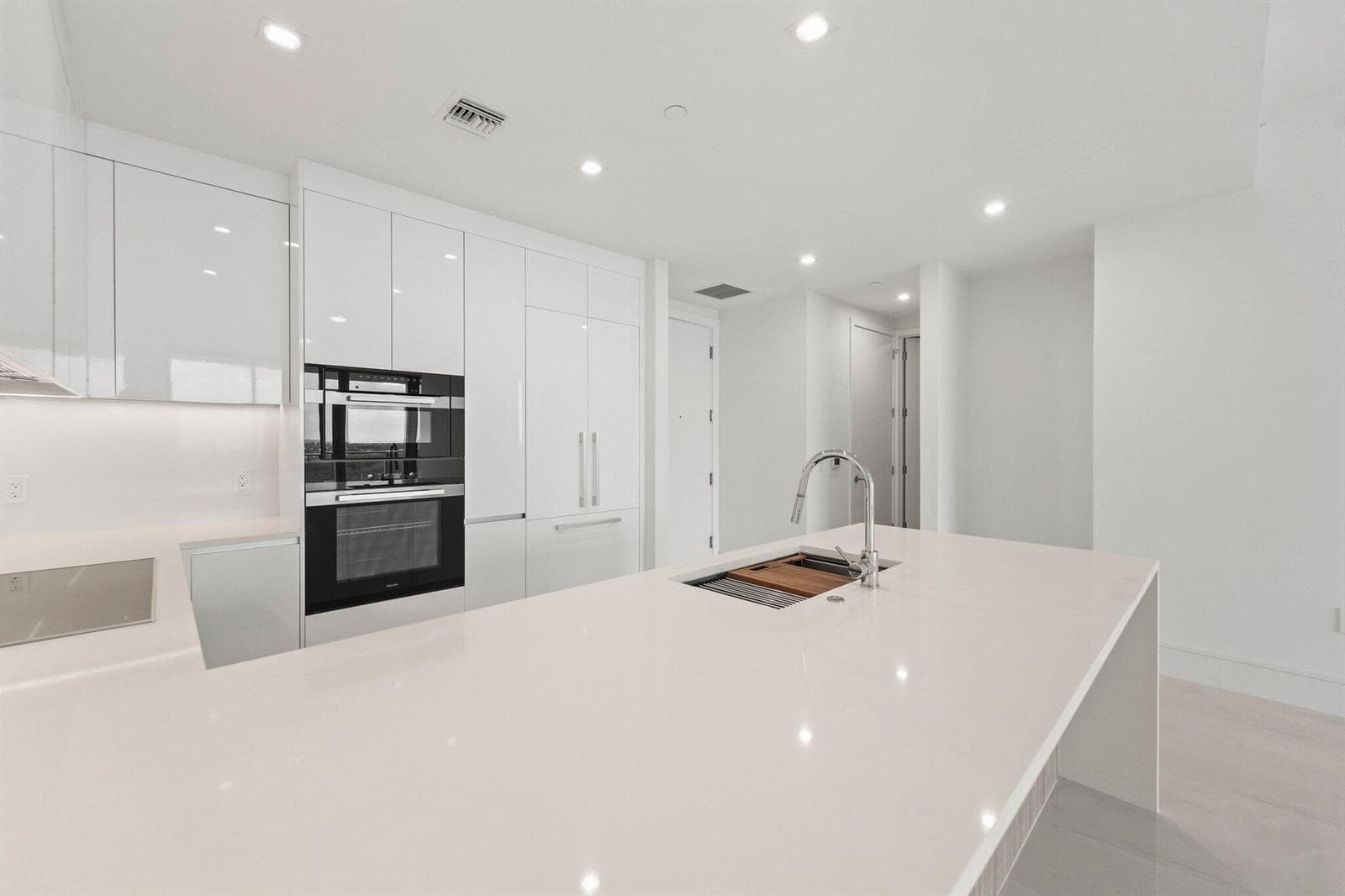 220 Lake Shore Drive - 8.jpg-SMALL