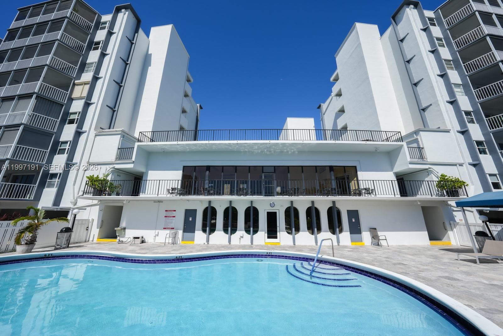 FAIRWAYS RIVIERA · #827 in Hallandale Beach - Photo 2