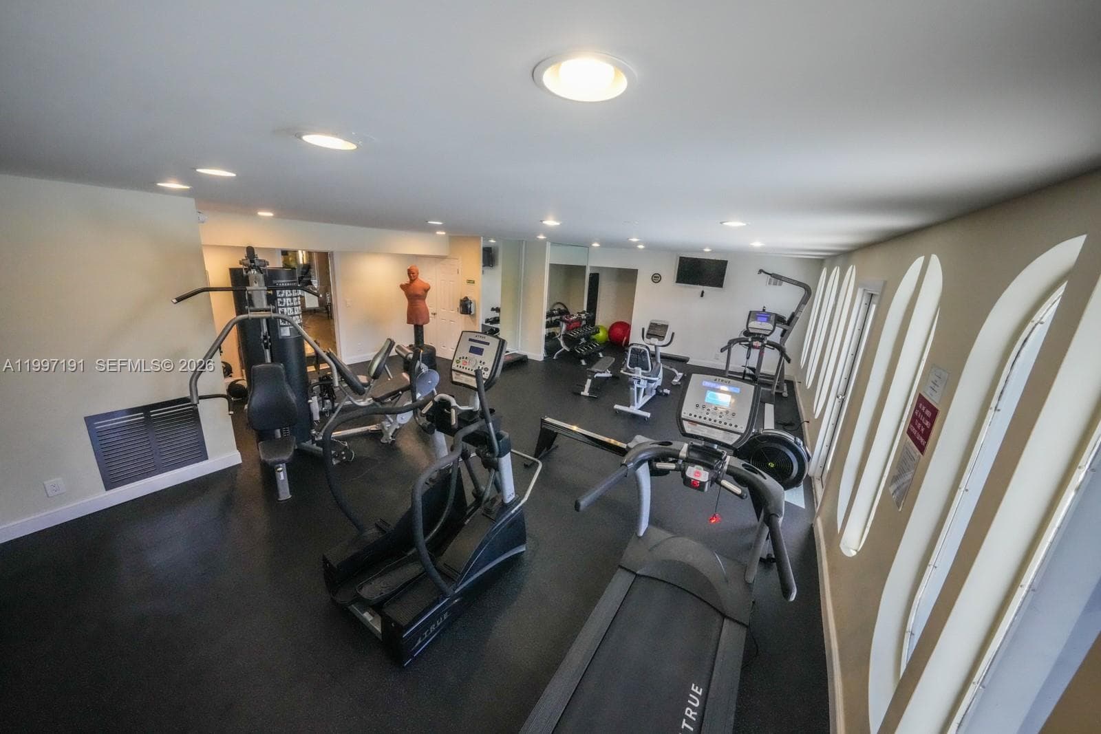 FAIRWAYS RIVIERA · #827 in Hallandale Beach - Photo 13