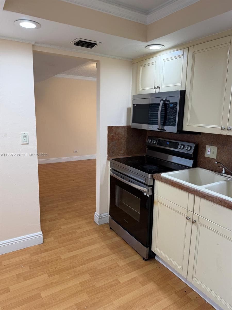 ROYAL OAKS CONDO · #309 in Miami - Photo 2