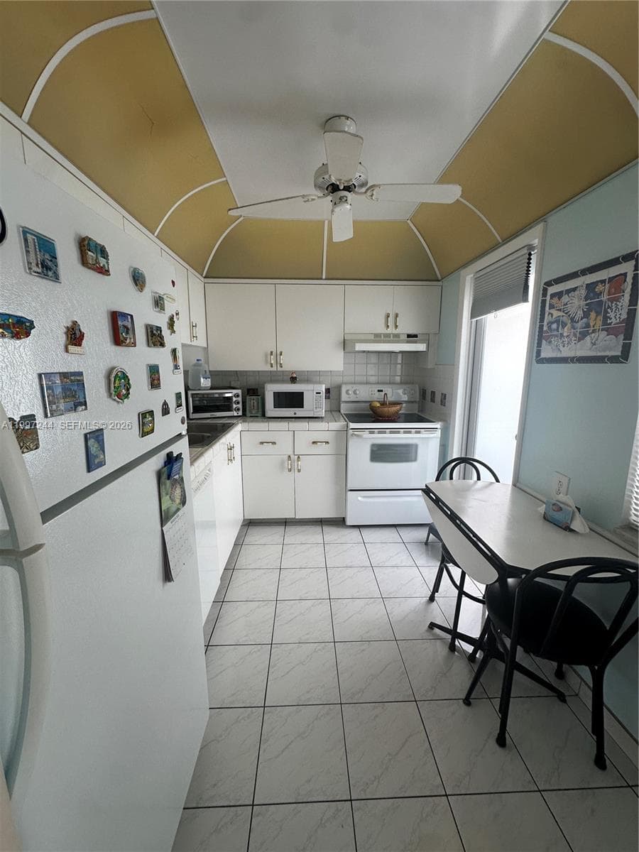 FAIRWAYS ROYALE · #307 in Hallandale Beach - Photo 2