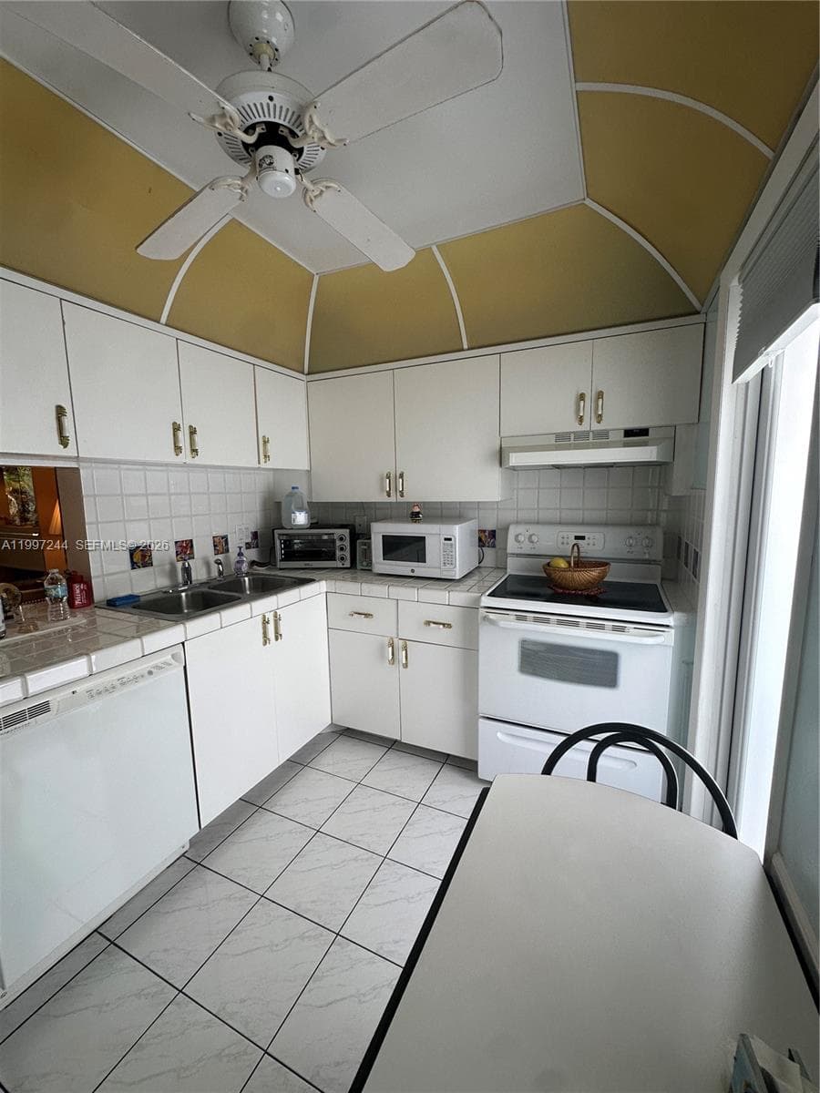 FAIRWAYS ROYALE · #307 in Hallandale Beach - Photo 3