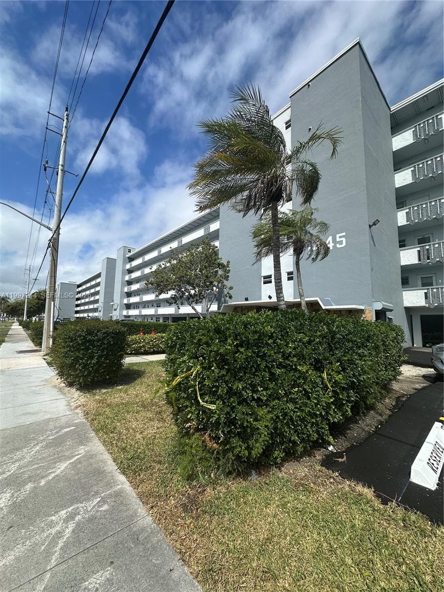 FAIRWAYS ROYALE · #307 in Hallandale Beach - Photo 36