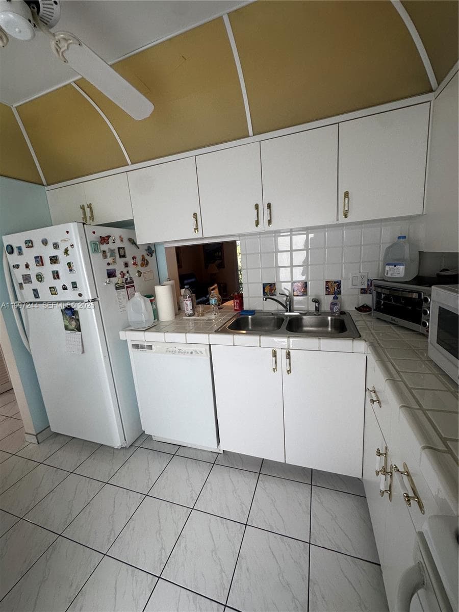 FAIRWAYS ROYALE · #307 in Hallandale Beach - Photo 4