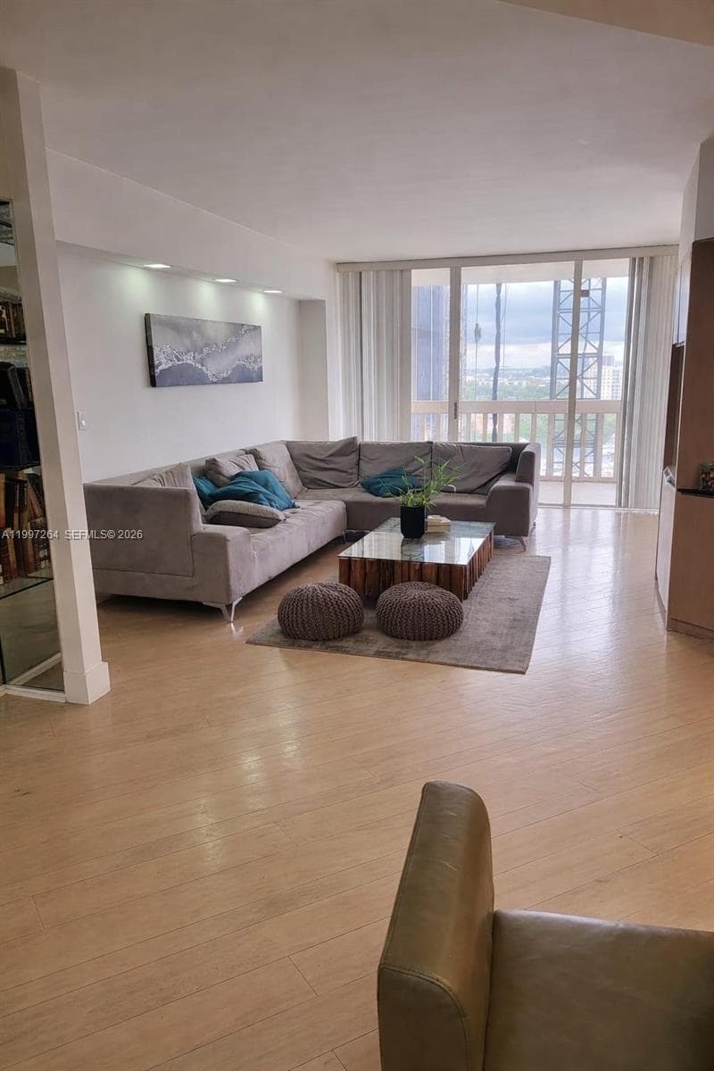 TURNBERRY TOWERS CONDO · #16L in Aventura - Photo 8