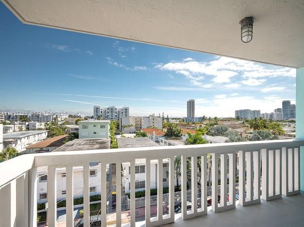 Carlyle Plaza Condo · #606 in Miami Beach - Photo 1