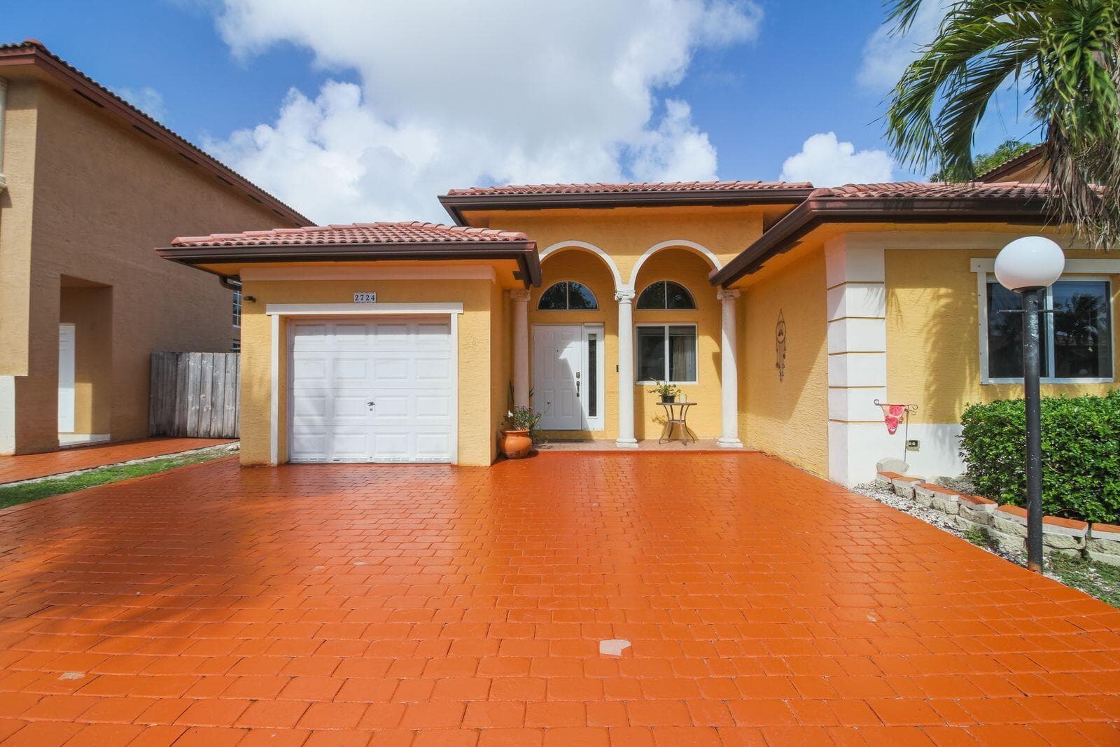 02 Paver driveway and 1car garage