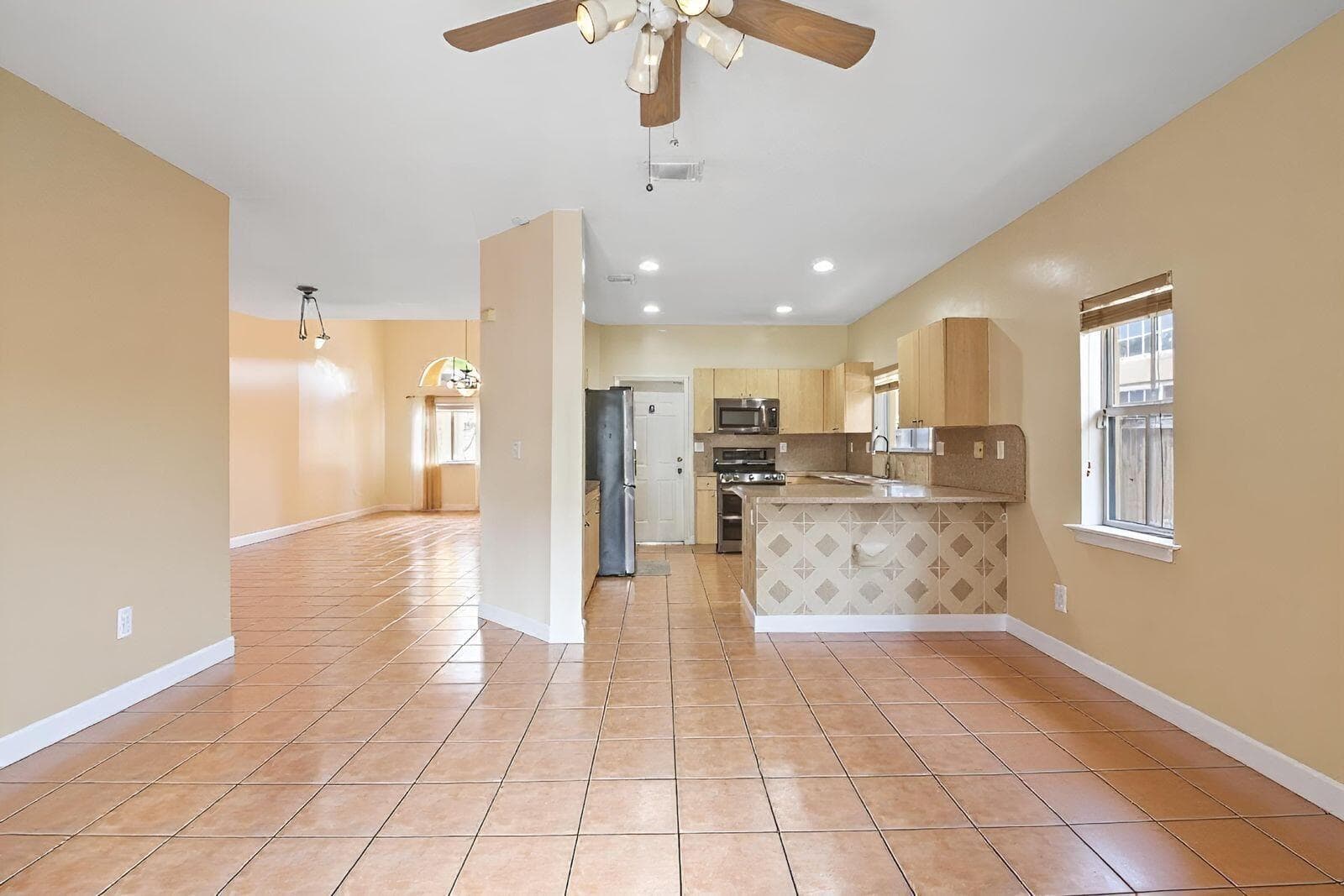 19 Family room and kitchen