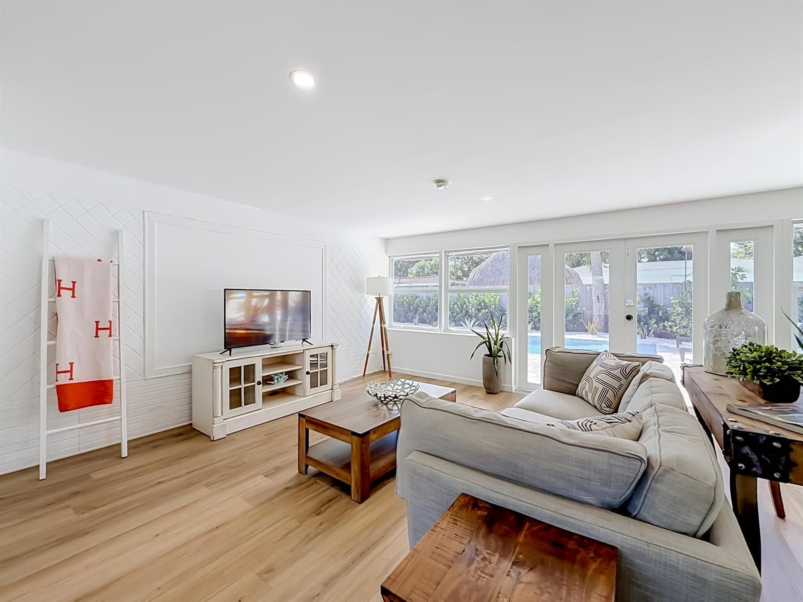 1950 NE 30th Street living 2