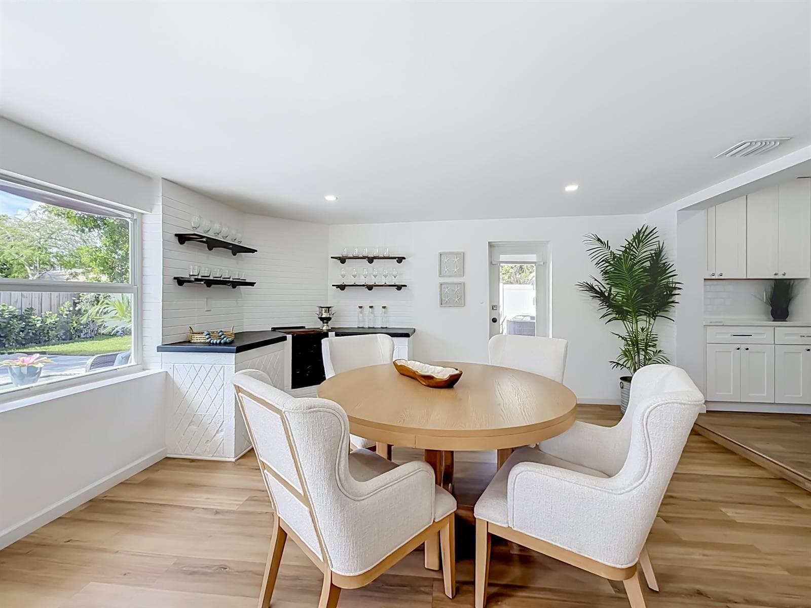 1950 NE 30th Street-dining 1