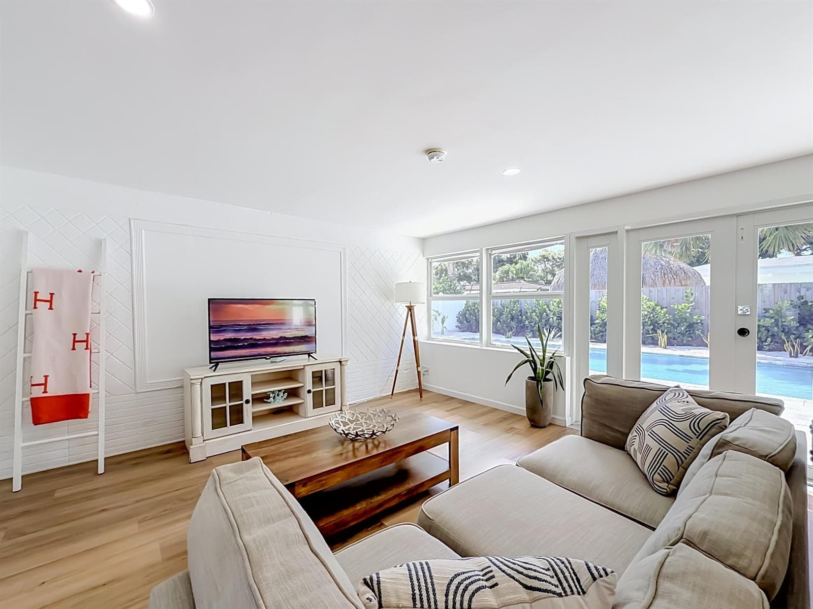 1950 NE 30th Street living