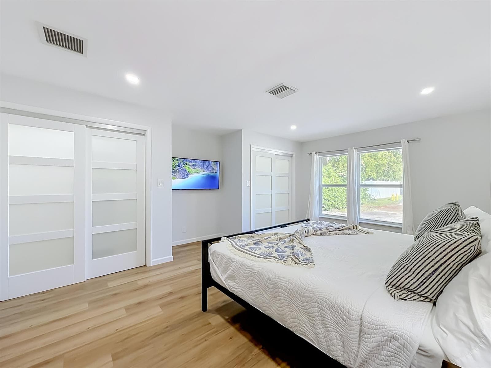 1950 NE 30th Street-king bed 2