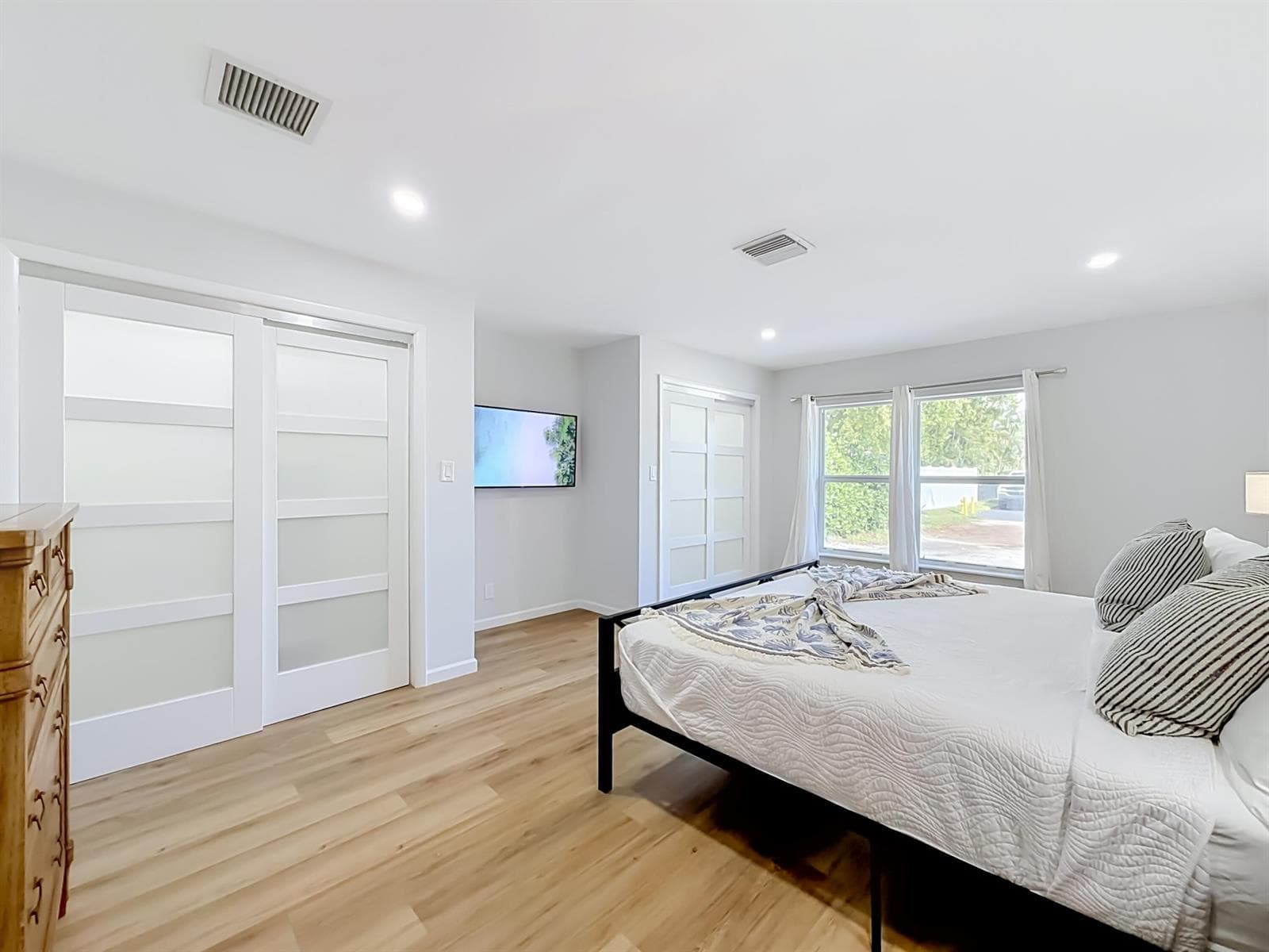 1950 NE 30th Street-king bed 1