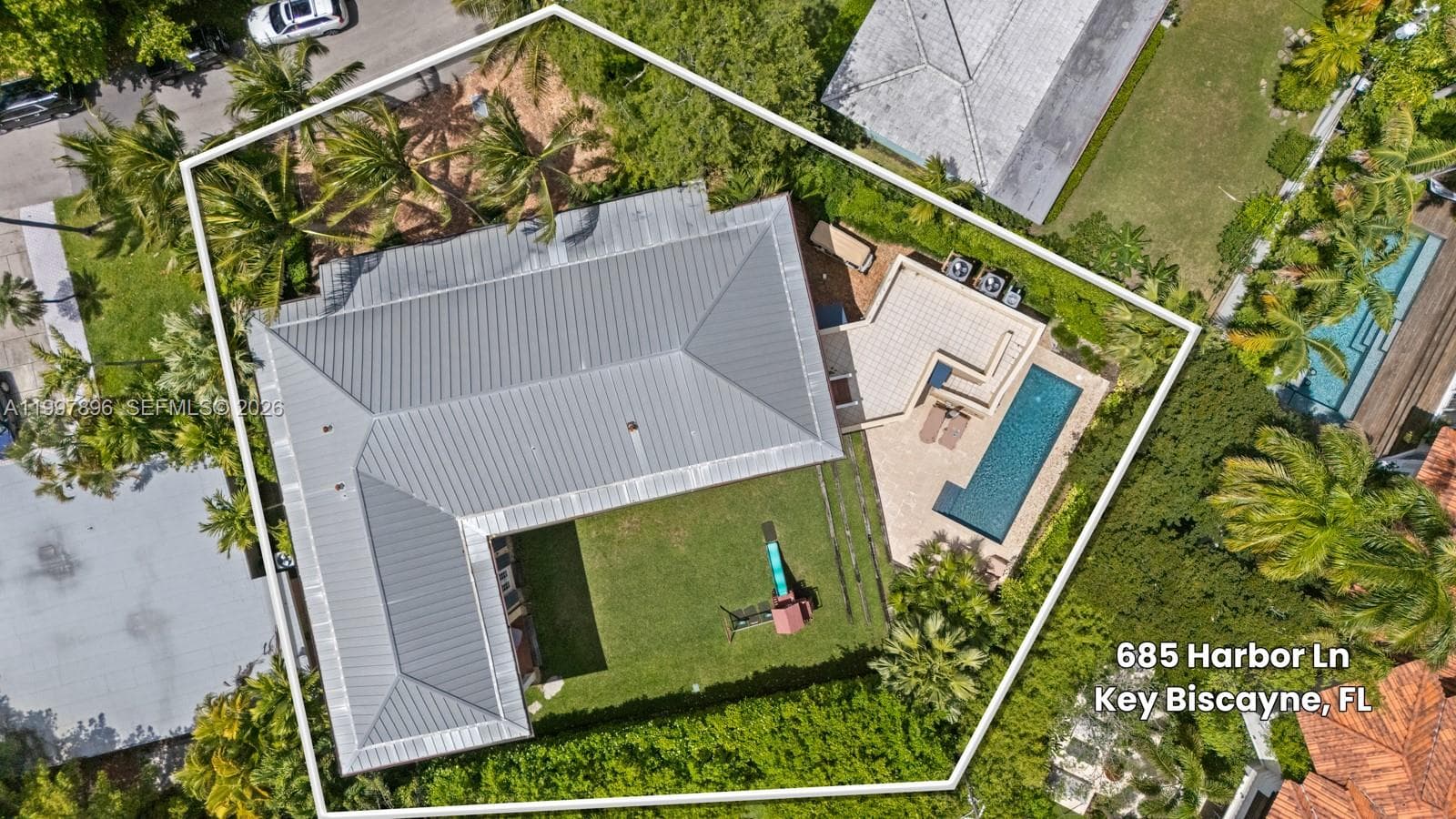 685 Harbor Ln photo 2