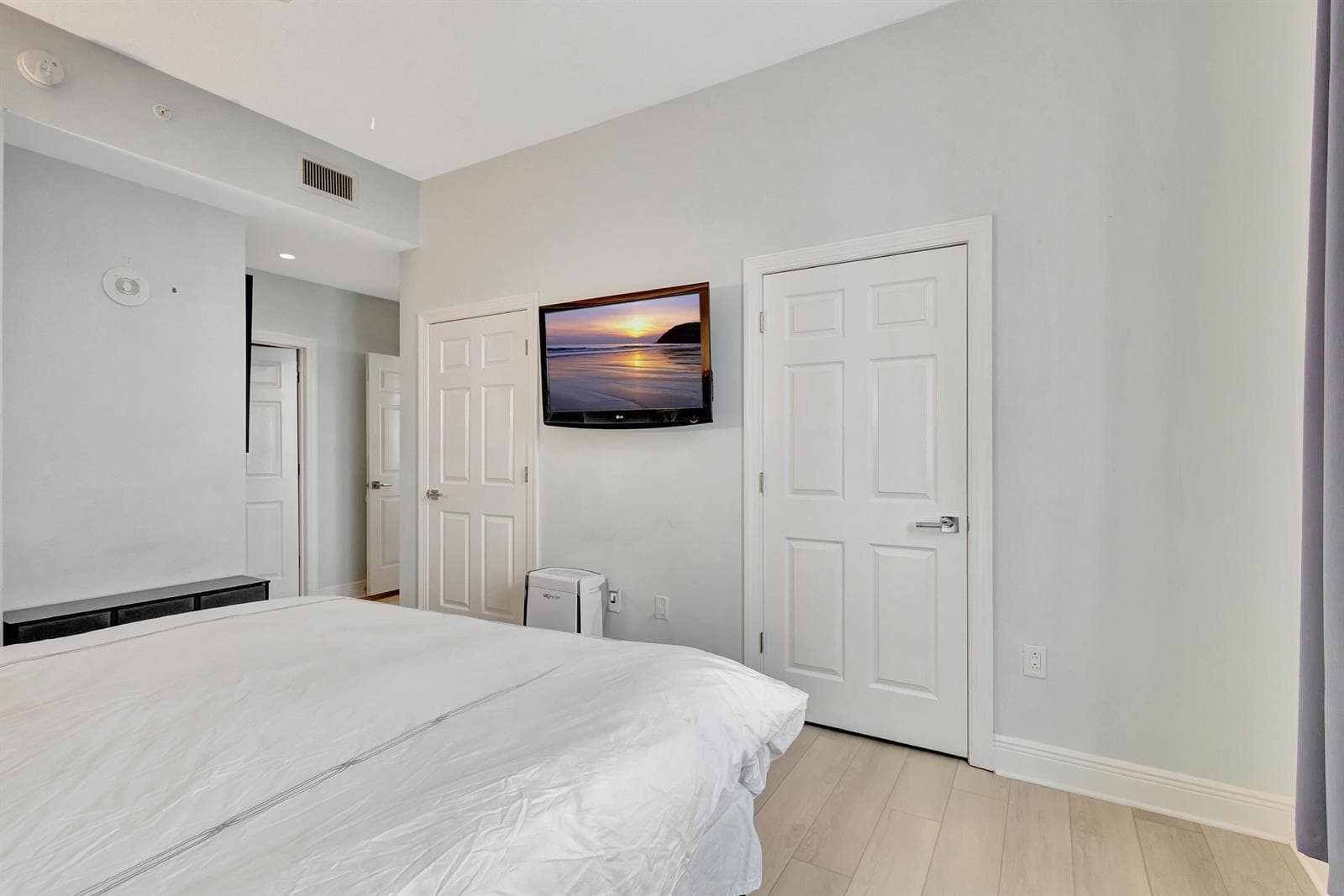CUSTOM CLOSETS
