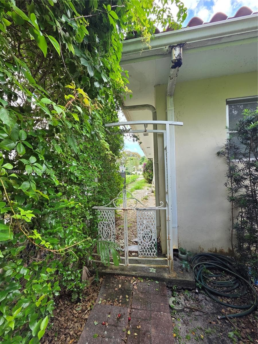 345 Malaga Ave photo 10