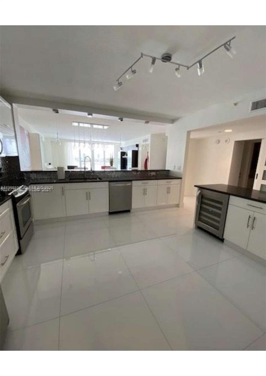 Golden Bay Club · #605 in Sunny Isles Beach - Photo 6