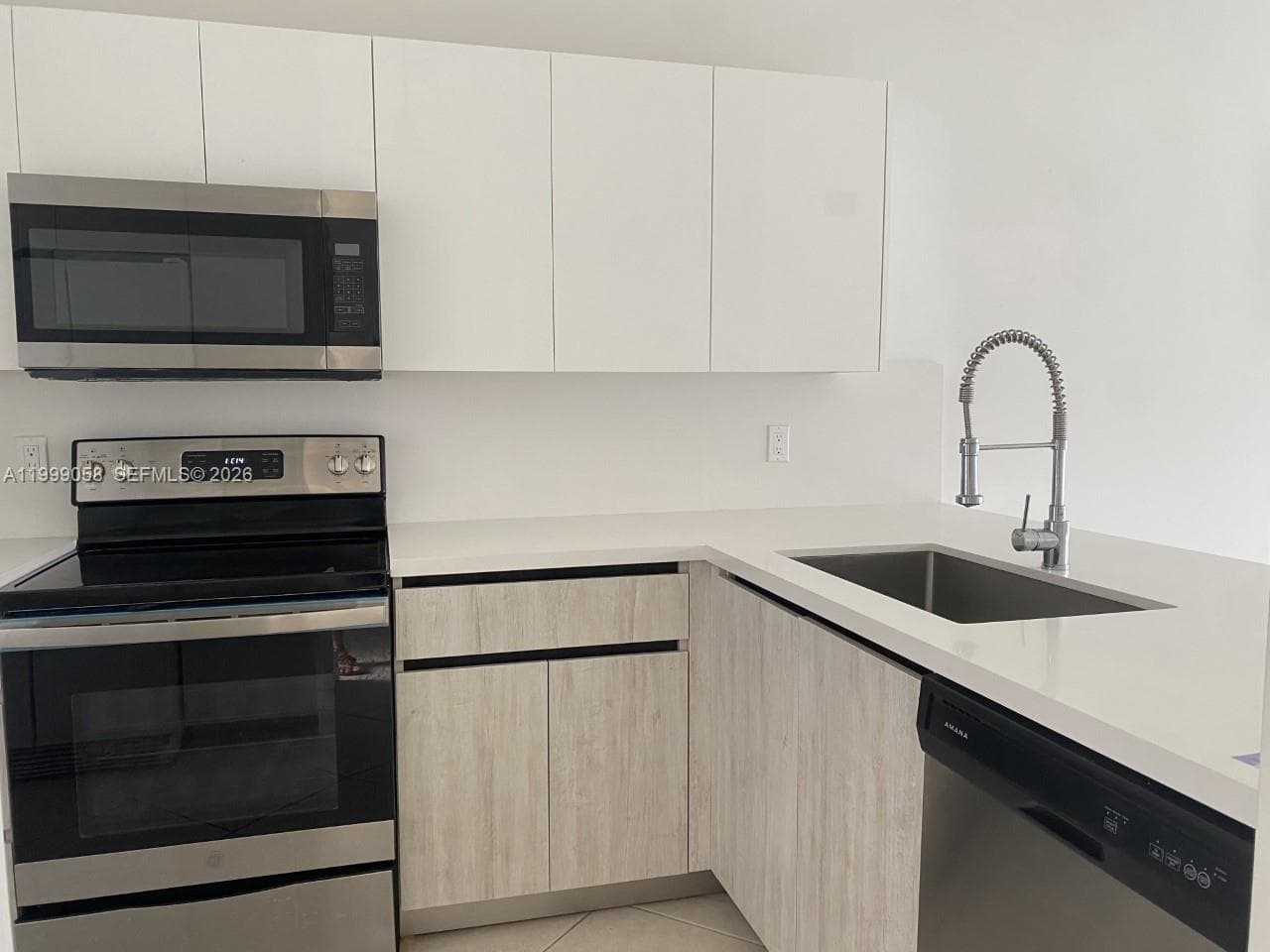 219 SE 8th St #601 photo 3