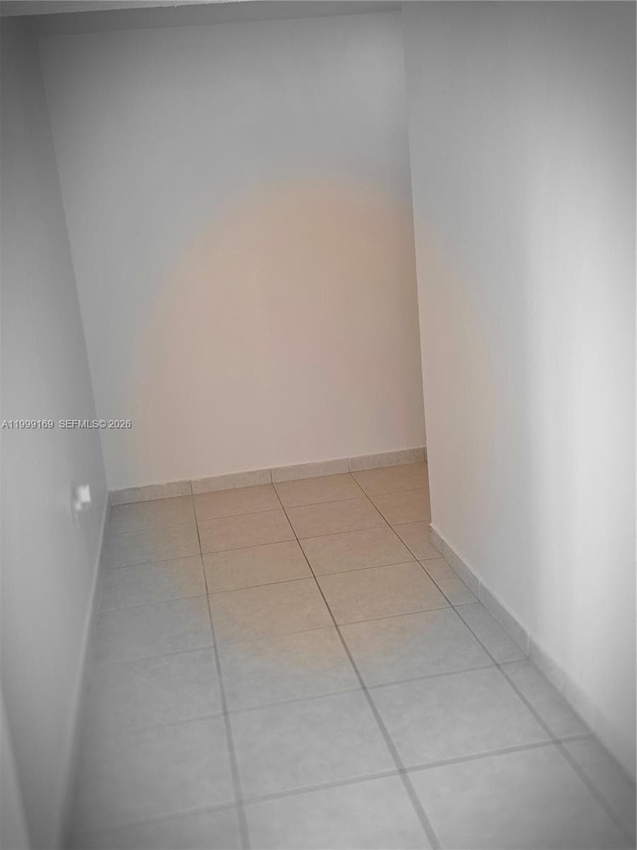 SPACIOUS FOYER ENTRANCE