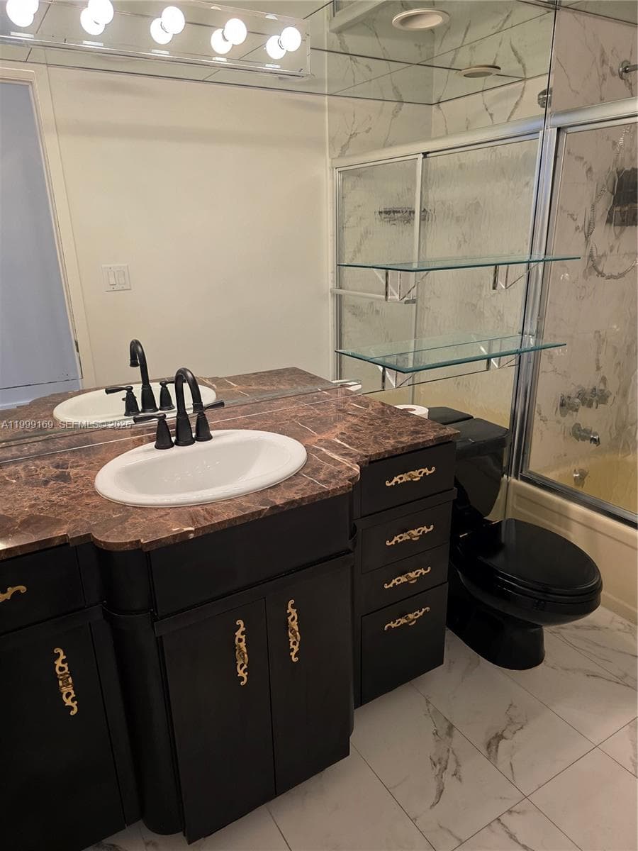 MASTER BATH WITH TUB