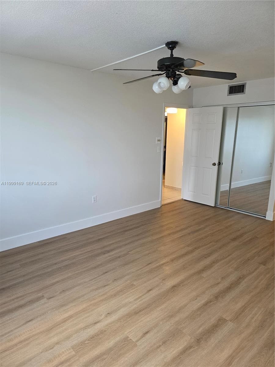 VERY SPACIOUS MASTER BEDROOM