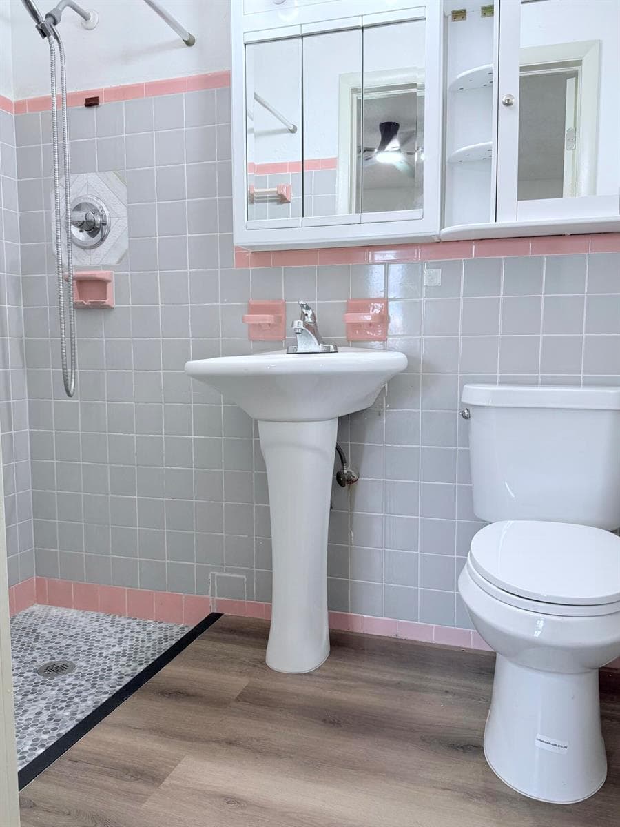 957 New Pic Main Bath
