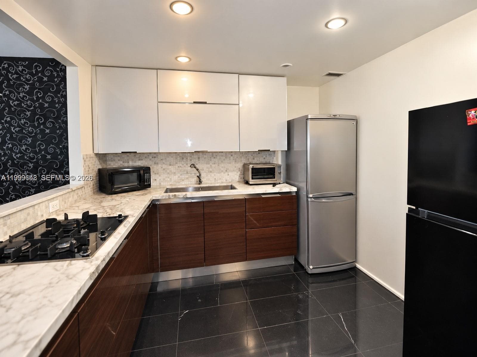 00 · #803 in Hallandale Beach - Photo 4