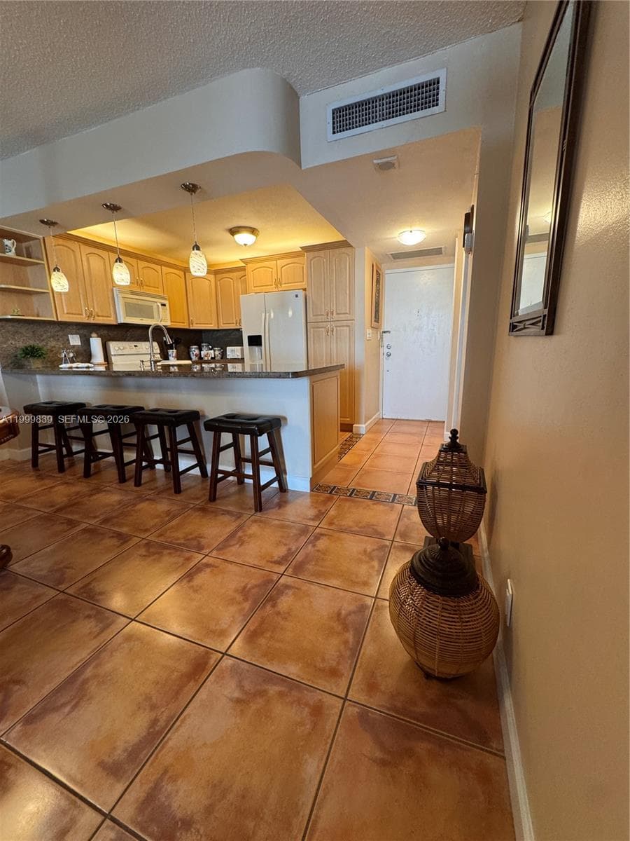 SEA AIR TOWERS CONDO · #421 in Hollywood - Photo 4