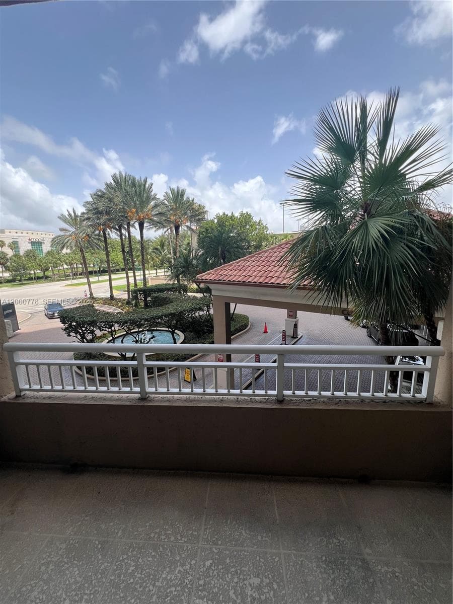 TURNBERRY ON THE GREEN CO · #210 in Aventura - Photo 11