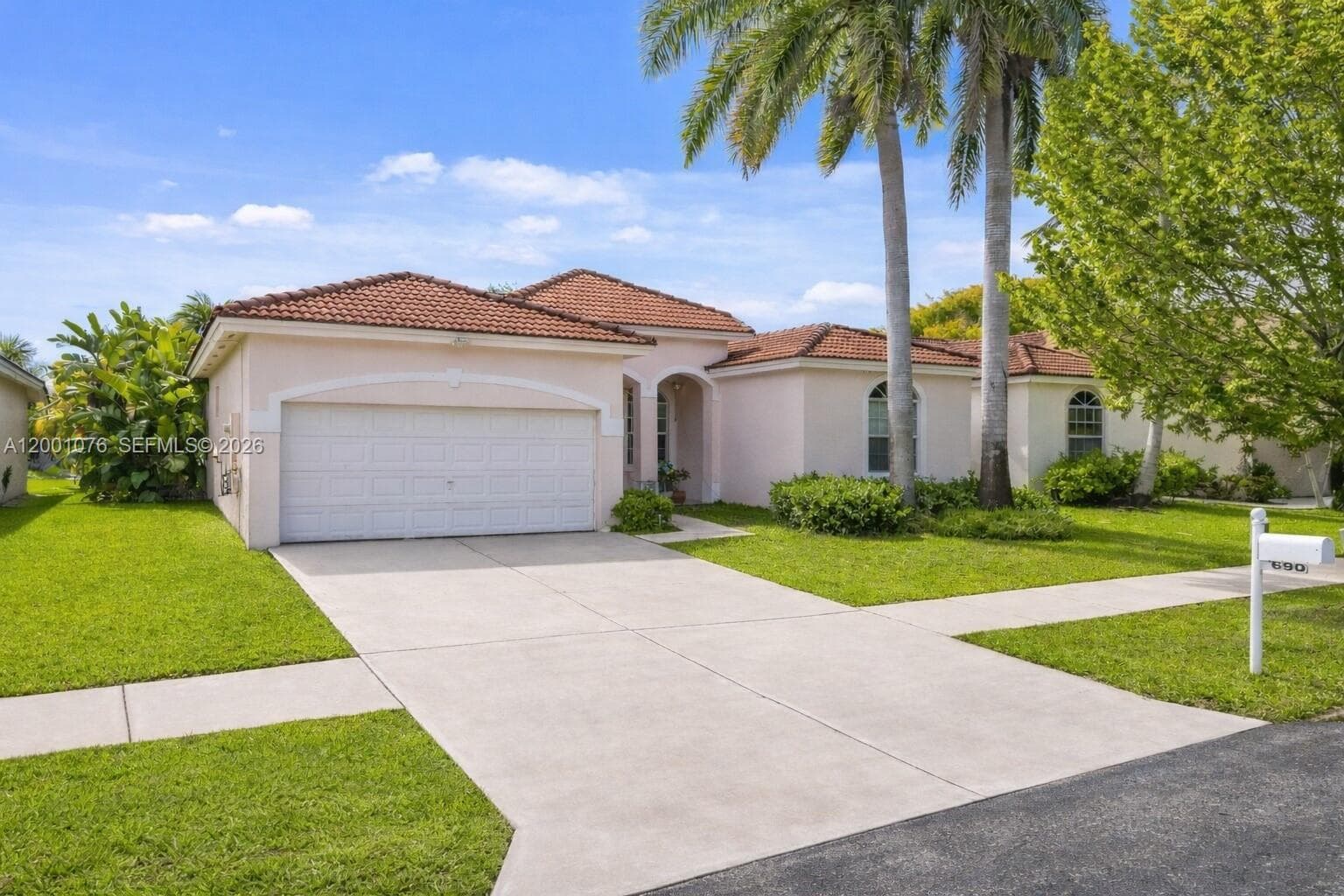 690 SE 30th Dr photo 2
